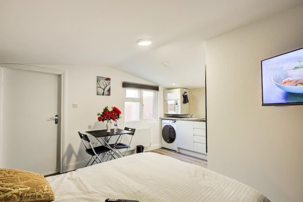 Luxury - Location - Parking Apartment Erith